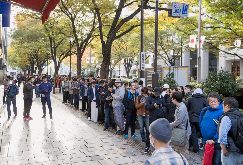 Photos of queues for iPhone X from all over the world